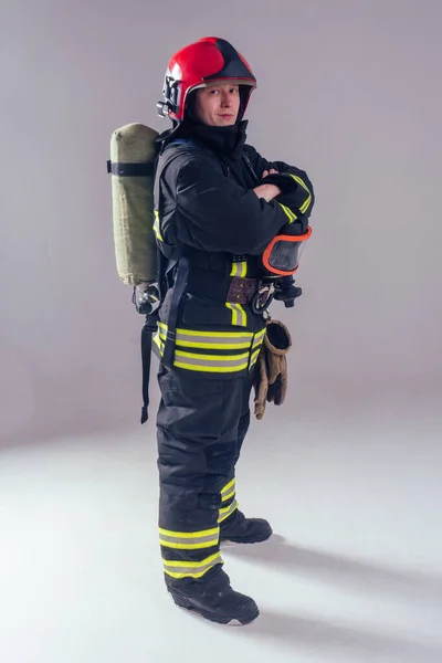Retrato forte bombeiro em uniforme à prova de fogo fundo branco estúdio — Fotografia de Stock