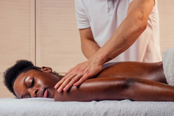 Vacker afrikansk amerikansk kvinna får Ayurveda massage — Stockfoto