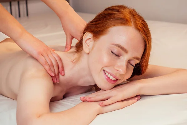 Mujer teniendo masaje en el salón de spa — Foto de Stock