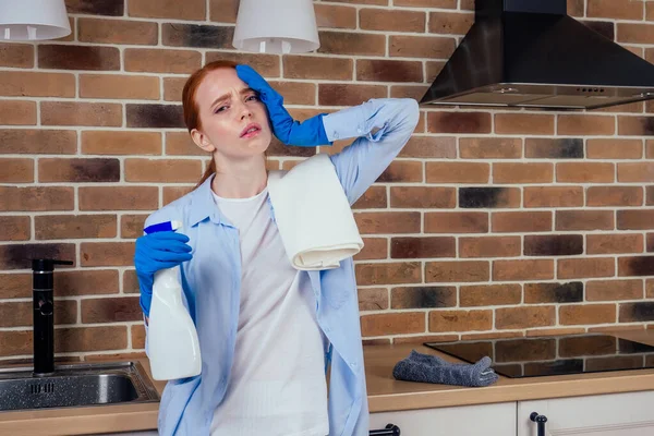 Infelice capelli rossi zenzero femminile stanco ed esausto dalla pulizia della casa cucina — Foto Stock
