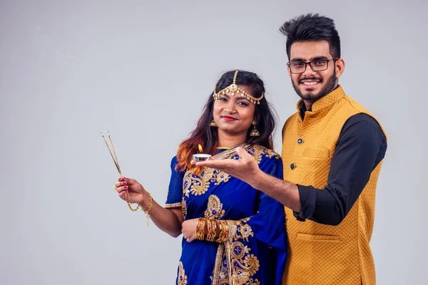 Индийская женщина и индуистский мужчина празднуют divali студийный фон — стоковое фото