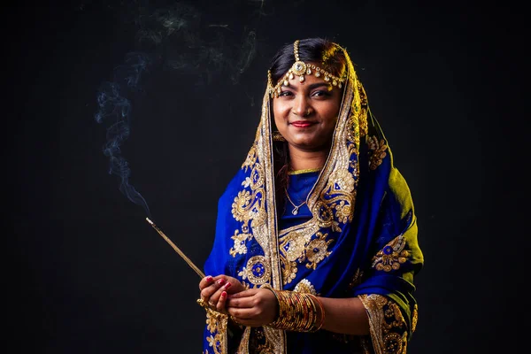 Vacker indian kvinna aromatisk pinne diwali semester på svart bakgrund studio — Stockfoto