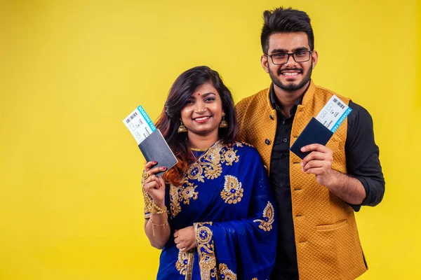 Счастливая пара туристов с паспортом Индии с билетами на студию желтого фона — стоковое фото