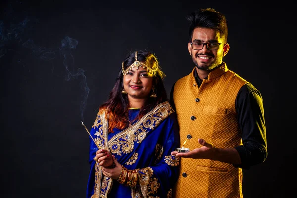 Indian kvinna och hindu man firande divali studio bakgrund — Stockfoto