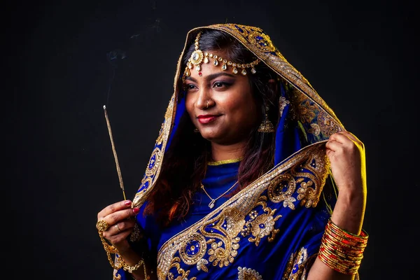 Vacker indian kvinna aromatisk pinne diwali semester på svart bakgrund studio — Stockfoto