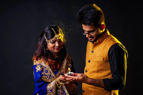 Indian kvinna och hindu man firande divali studio bakgrund — Stockfoto