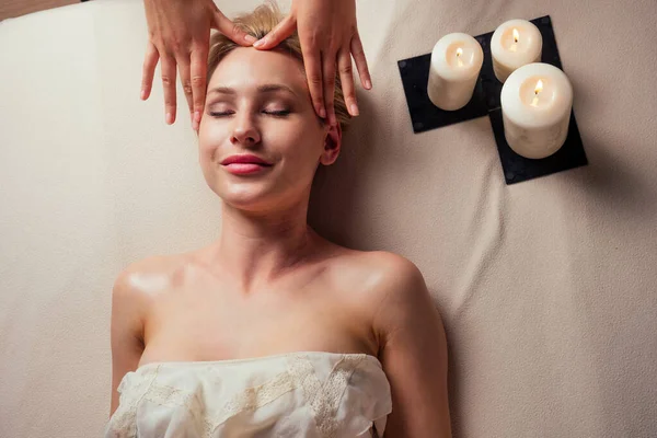 Belleza rubia glamour femenino en spa ojos cerrados disfrutando de masaje en la cabeza centro de spa terapia profesional tratamiento de estrés de salud mimar la piel belleza facial: anti acné y anti arrugas —  Fotos de Stock