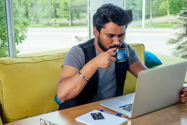 Gutaussehender und erfolgreicher Geschäftsmann Student in einem stilvollen gut gekleideten Freiberufler, der mit einem Laptop arbeitet .freelance and remote work.coffee break concept. — Stockfoto