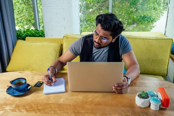 Gutaussehender und erfolgreicher Geschäftsmann Student in einem stilvollen gut gekleideten Freiberufler, der mit einem Laptop arbeitet.. — Stockfoto