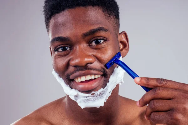 Afro-américain mâle rasage barbe studio fond blanc . — Photo
