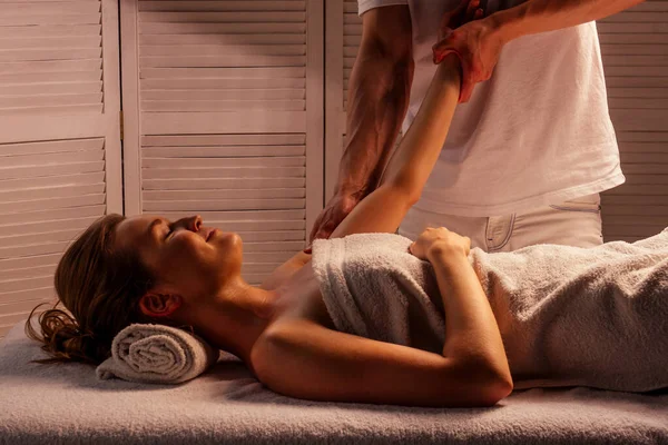 Detalle de una sesión de masaje osteópata en una mano — Foto de Stock