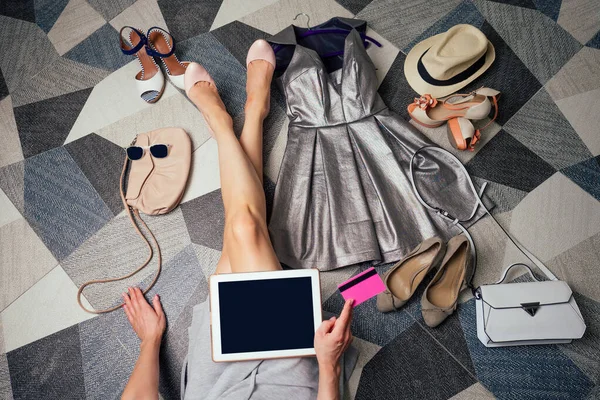 Красивая женщина смартфон с приложением онлайн покупок на дисплее копировального пространства онлайн, покупки дома сидя на полу рядом с летней обуви, соломенная шляпа и платье со стильной сумкой — стоковое фото