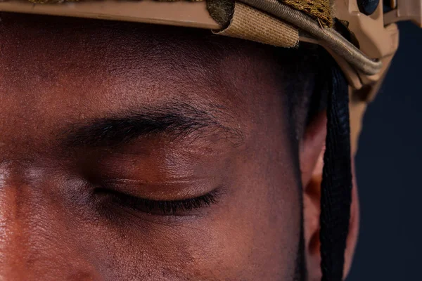 Hombre afroamericano en traje de camuflaje tristeza — Foto de Stock