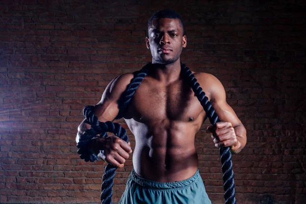 Olahragawan dada seksi multi etnis berolahraga dengan tali pertempuran di gym — Stok Foto