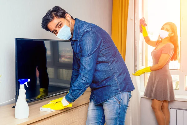 Genç Hintli çift yeni evine taşınıyor, büyük pencereleri temizliyor ve açıyor. — Stok fotoğraf