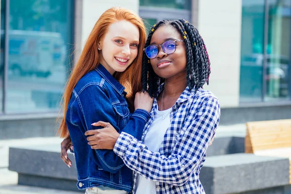 Roux roux femme avec sa copine marche dans la rue — Photo