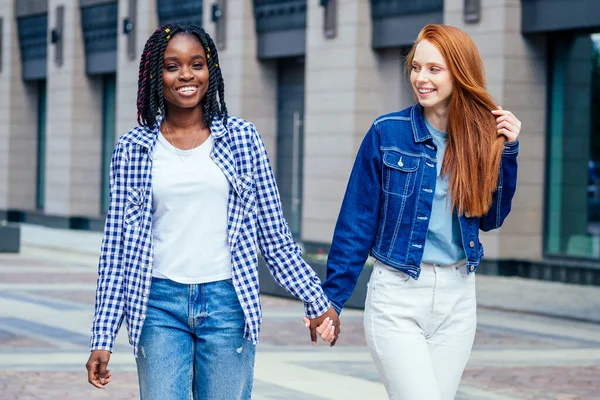 Roux roux femme avec sa copine marche dans la rue — Photo