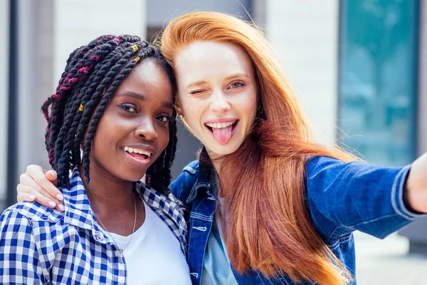 Felice momenti positivi brillanti di due ragazze alla moda — Foto Stock