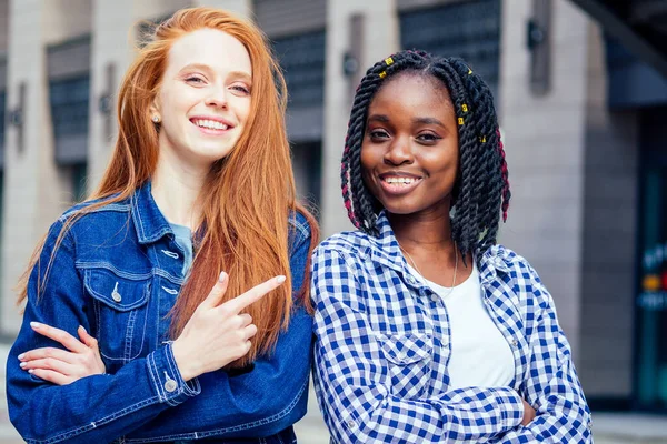 Felice momenti positivi brillanti di due ragazze alla moda — Foto Stock