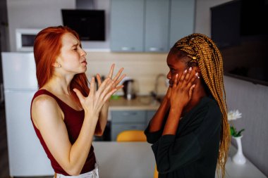 Aynı cinsiyetten çiftler, mutfaktaki davranışlarını anlamaya çalışıyorlar.
