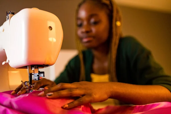 Créatrice de mode travaillant sur son atelier le soir — Photo