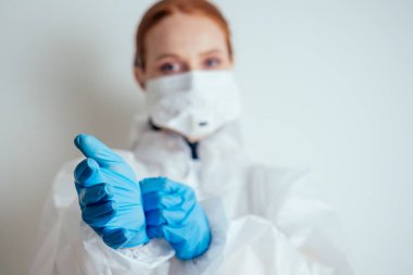 Kimyasal koruma maskeli, gözlüklü ve eldivenli virolog kadın laboratuarda potansiyel aşı taşıyor.