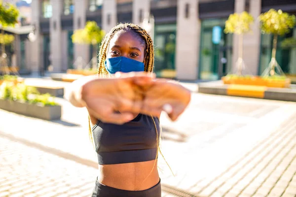 Mulher americana africana com longas tranças amarelas tranças trabalhando ao ar livre com máscara no centro da cidade — Fotografia de Stock