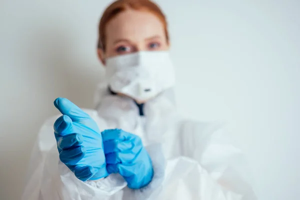 Ιολόγος γυναίκα με μάσκα χημικής προστασίας, γυαλιά και γάντια που περιέχει πιθανό εμβόλιο στο εργαστήριο — Φωτογραφία Αρχείου