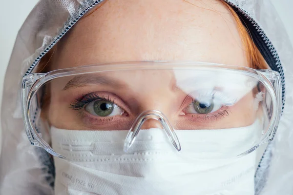 Mulher virologista em máscara de proteção química, óculos e luvas segurando vacina potencial no laboratório — Fotografia de Stock