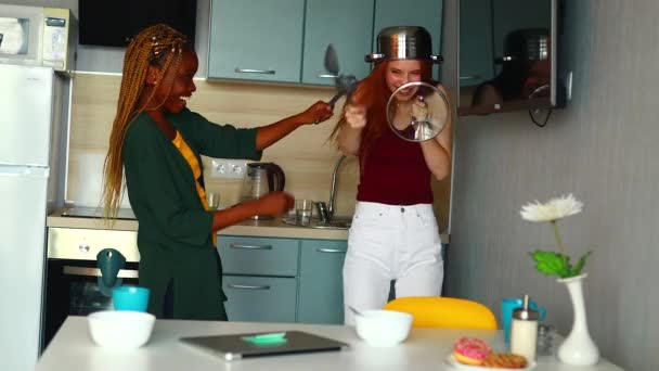 Couple mixte lutte avec une casserole sur ma cuisine de la tête — Video