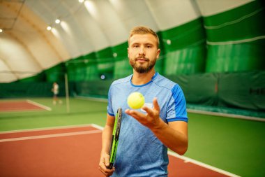 Profesyonel tenis oyuncusu oyun oynuyor.