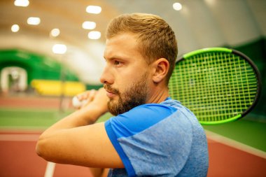 Profesyonel tenis oyuncusu oyun oynuyor.