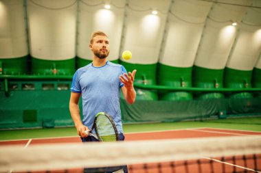 Profesyonel tenis oyuncusu oyun oynuyor.