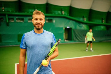 Profesyonel tenis oyuncusu oyun oynuyor.