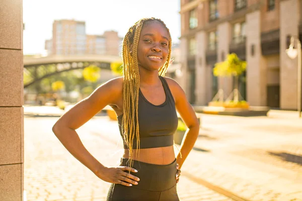 Lateinamerikanisches Mädchen mit langen gelben Dreadlocks und Zöpfen beim Outdoor-Training in den Straßen der Stadt — Stockfoto