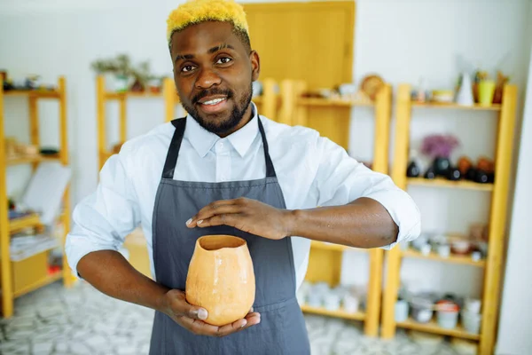 Ritratto di uomo brasiliano ispanico latino positivo che fa pentola di ceramica sulla ruota della ceramica — Foto Stock