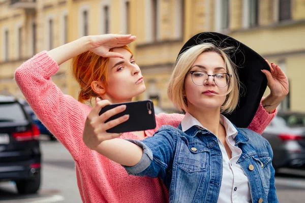 Glückliche Frauen, die soziale Netzwerk-App nutzen, treffen sich im Freien auf Europas Straßen und machen Selfie — Stockfoto