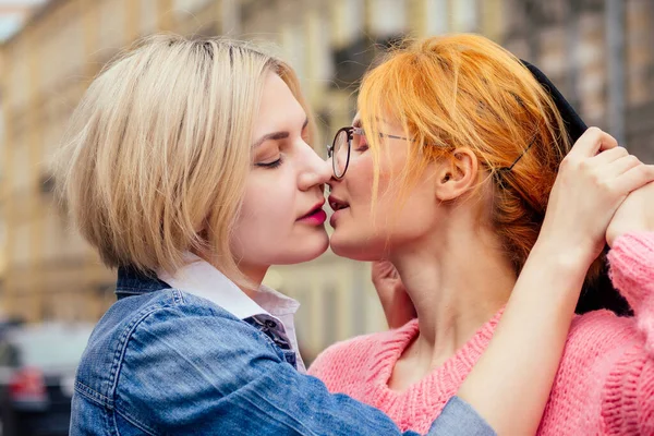 Zwei fröhliche gleichgeschlechtliche Verliebte, die draußen in Europa spazieren gehen — Stockfoto