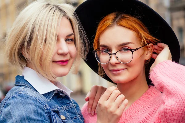 Rothaarige junge Ingwerfrau, die auf Europas Straßen Liebe zu ihrer blonden Freundin empfindet — Stockfoto