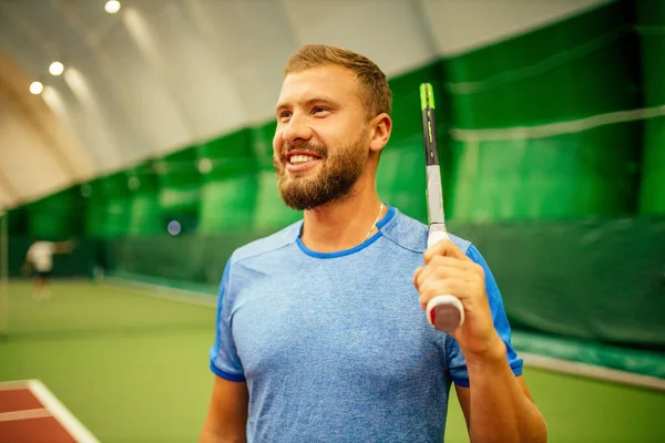 Eğitmen ya da koç içeride tenis oynamayı öğretiyor.
