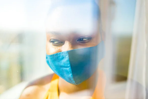 Afroamerikanischer Patient sitzt allein mit Hoffnung auf Behandlung des Coronavirus — Stockfoto