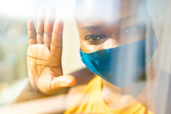 Afrikanisch-amerikanische Frau fühlt sich allein zu Hause und schaut vom Balkon ihrer Wohnung nach draußen — Stockfoto