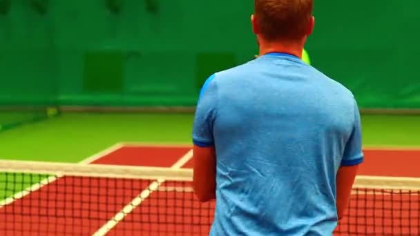 Jóvenes jugando a la enseñanza juegan al tenis en interiores — Vídeos de Stock