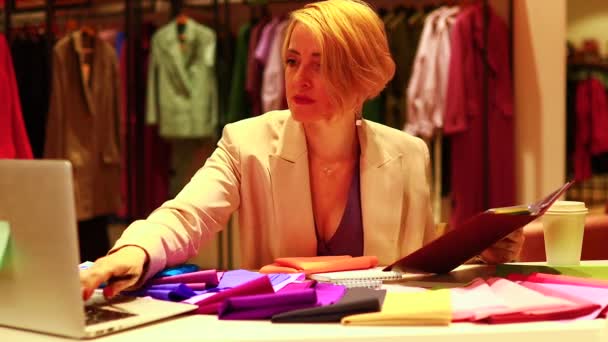 El estilista lleva a cabo un procedimiento de tipo de color para una mujer, consulta personal sobre el color en la ropa — Vídeo de stock