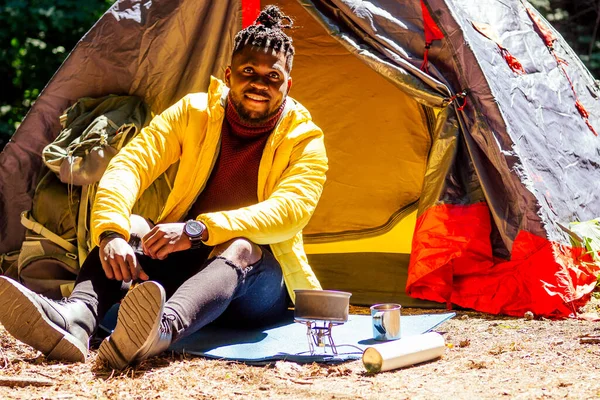 Hombre afroamericano en chaqueta amarilla con una capucha y trenzas dreadlocks — Foto de Stock