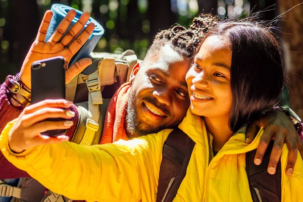 Afro-américain mixte couple dans la forêt faisant selfie — Photo