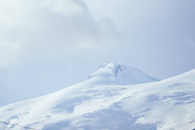 Bulutlu bir günde Büyük Elbrus Dağı