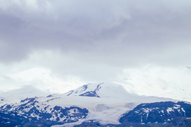 Bulutlu bir günde Büyük Elbrus Dağı