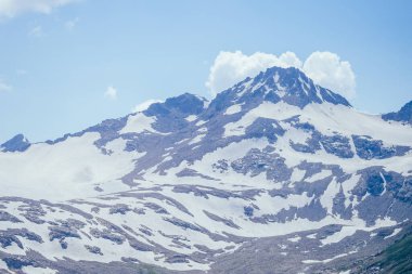 Bulutlu bir günde Büyük Elbrus Dağı
