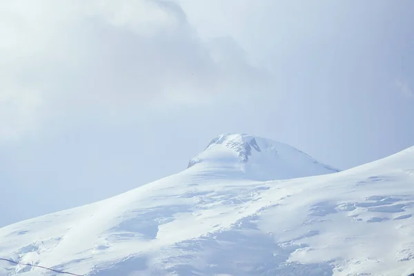 Bulutlu bir günde Büyük Elbrus Dağı — Stok fotoğraf